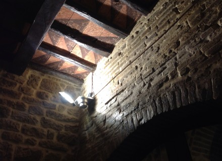 Particolare punti luce con tubazione a vista in rame