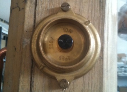 Pulsante in ottone